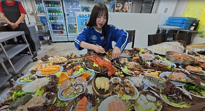 Cô gái 28 tuổi gây sững sờ khi ăn 12kg hàu một lúc Ảnh 1