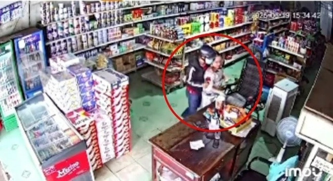 Khoảnh khắc Phúc khống chế nạn nhân được camera an ninh ghi lại.