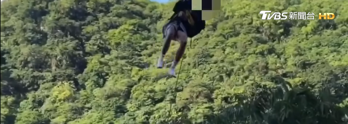 Chở nhau đi thăm bạn, hai thanh niên 19 tuổi rơi xuống thung lũng sâu 20m Ảnh 2