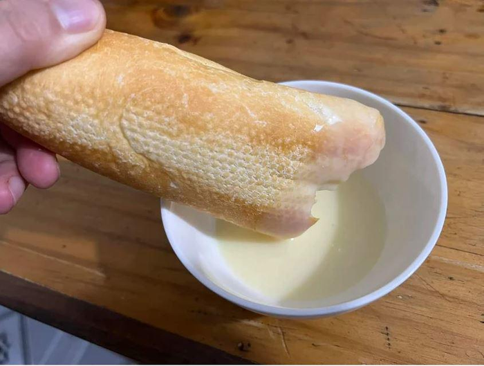 Bánh mì và sữa là món ăn sáng quen thuộc với nhiều người. (Ảnh minh hoạ)