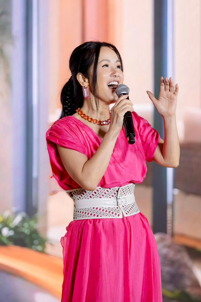 Hồng Nhung khiến nhiều khán giả ngưỡng mộ, khâm phục bởi ý chí, nghị lực khi đối mặt với căn bệnh ung thư. (Ảnh FBNV)