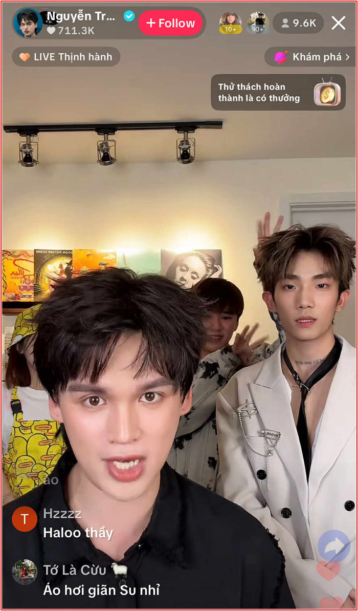 Gần 10 nghìn người xem livestream dạy học trò hát demo của Nguyễn Trần Trung Quân.