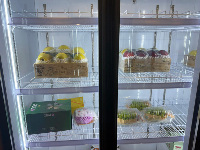 Cửa hàng của vợ chồng TikToker Vũ Hồng Phúc bán hoa quả nhập khẩu. (Ảnh N.B - Thanh Niên)