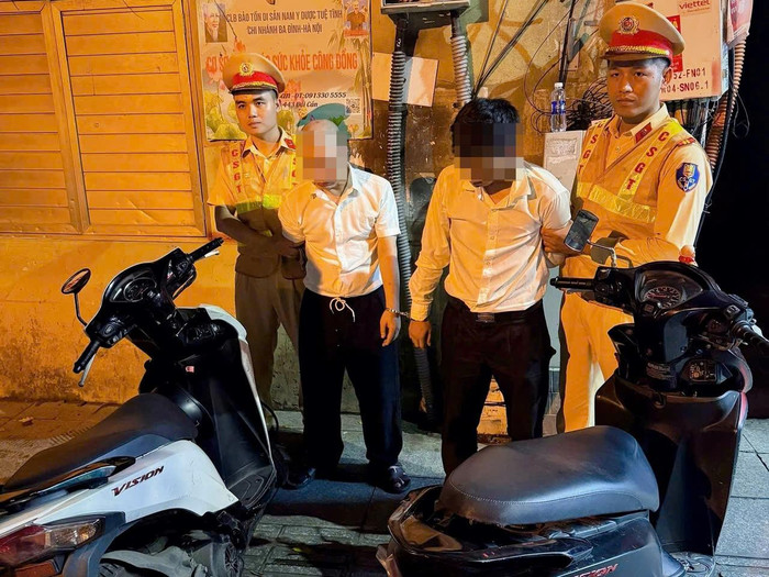 2 thanh niên ăn mặc lịch sự nhưng lại có hành vi trộm cắp xe máy. Ảnh: Công an TP Hà Nội