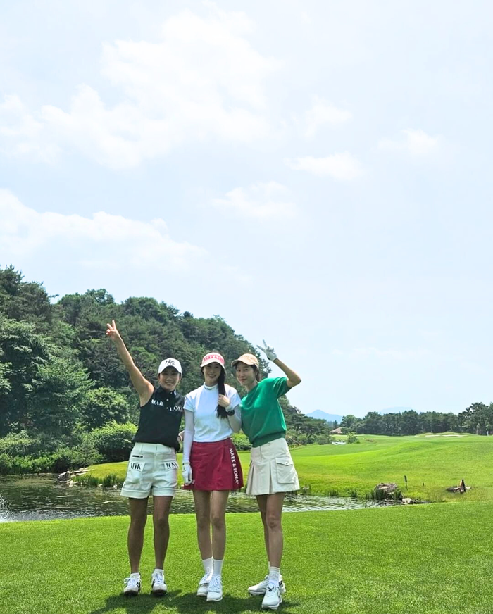 Kim Tae Hee diện trang phục trắng - đỏ đầy nổi bật ở trên sân golf. Ảnh: IGNV