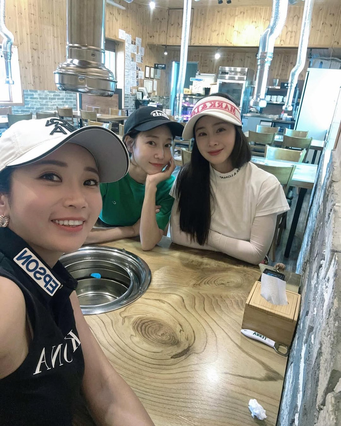 Kim Tae Hee vui vẻ đi ăn cùng hội chị em sau khi chơi golf. Ảnh: IGNV