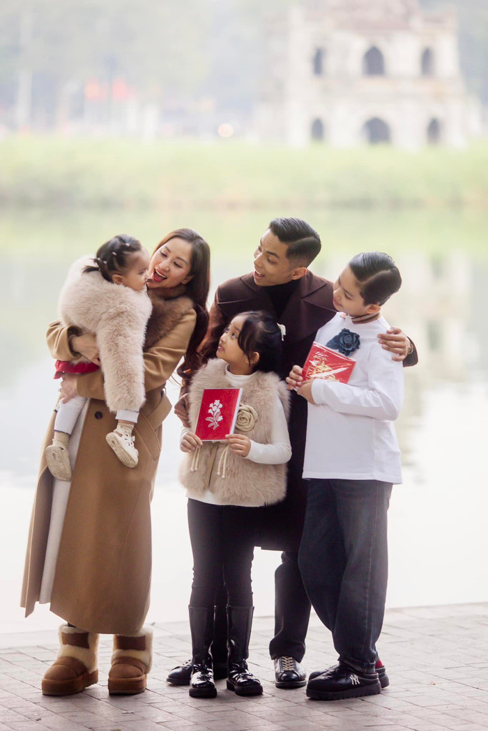 Vợ chồng Khánh Thi khi có thời gian rảnh đều cố gắng sắp xếp đưa các con đi chơi, khám phá nhiều điều mới. Ảnh: FBNV