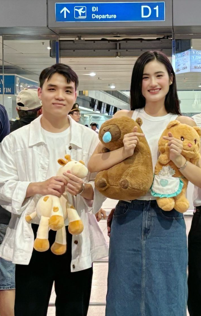 Chuyện tình cảm của Ý Nhi và bạn trai nhận được sự quan tâm đặc biệt từ công chúng. (Ảnh: FBNV)
