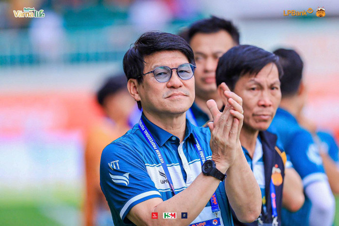 HLV Vũ Tiến Thành đang tích cực làm mới hàng công cho HAGL. Ảnh: HAGL