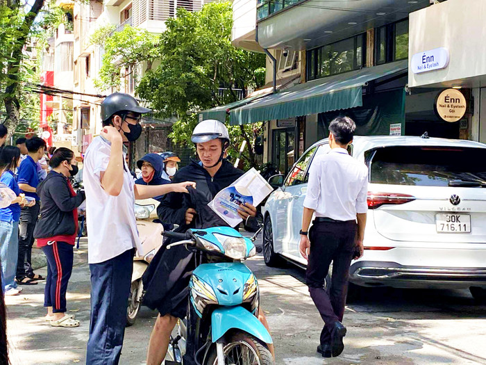 Cha mẹ 'đội nắng' đợi con làm thủ tục thi THPT: Lo lắng, hồi hộp không kém sĩ tử Ảnh 2