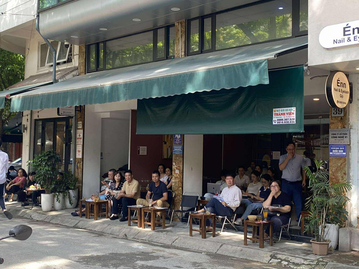 Cha mẹ 'đội nắng' đợi con làm thủ tục thi THPT: Lo lắng, hồi hộp không kém sĩ tử Ảnh 5