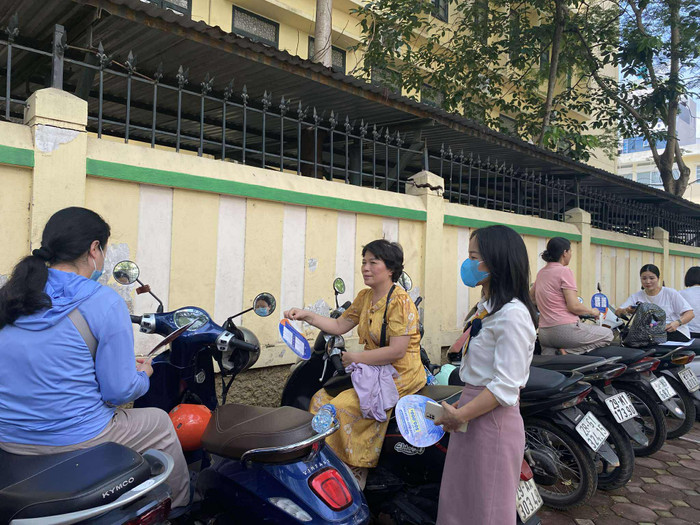 Cha mẹ 'đội nắng' đợi con làm thủ tục thi THPT: Lo lắng, hồi hộp không kém sĩ tử Ảnh 4