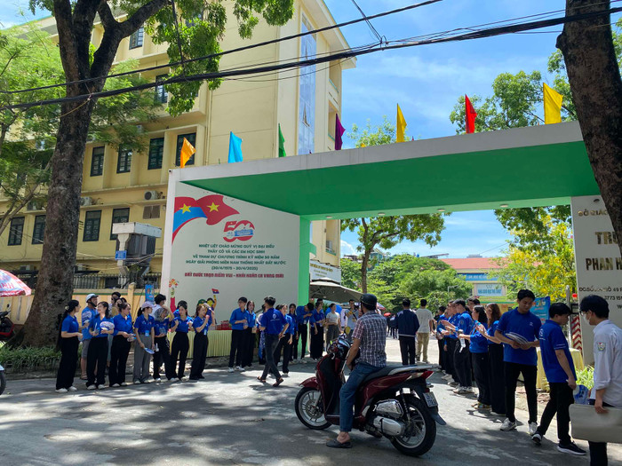 Đội sinh viên tình nguyện tại điểm trường THPT Phan Huy Chú (quận Đống Đa - Hà Nội) sẵn sàng hỗ trợ các thí sinh và phụ huynh từ chiều nay (25/6). 