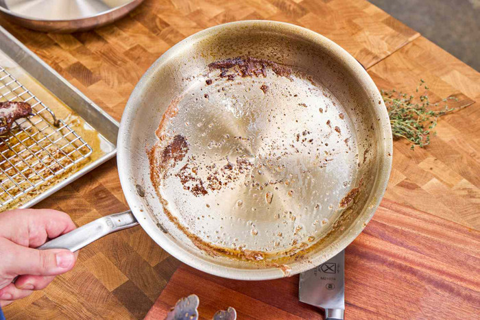 Dùng lại nồi chảo chưa được vệ sinh kỹ cũng là nguyên nhân dễ gây ung thư. (Ảnh foodandwine)