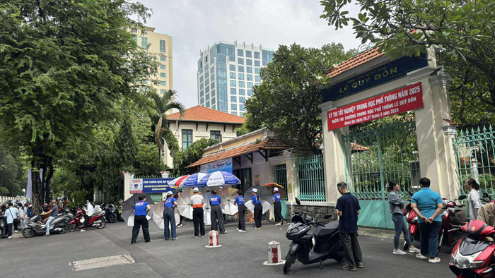 Tại TP.HCM, sau khi các sĩ tử vào bên trong phòng thi, phía ngoài cổng trường, phụ huynh nán lại đợi con. Ảnh: Phương Thuỳ