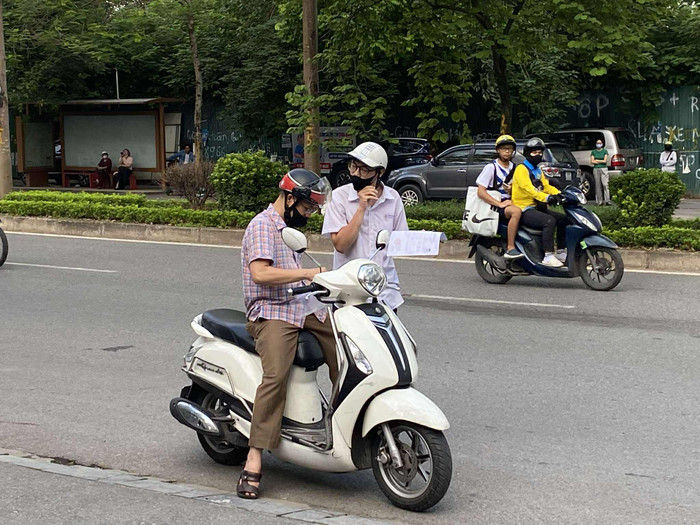 Sáng nay (26/6), phụ huynh Hà Nội đưa con đến điểm thi từ sáng sớm. Ảnh: Phương Thảo