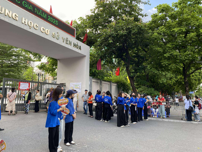 Đội sinh viên tình nguyện có mặt từ sớm, sẵn sàng hỗ trợ thí sinh và phụ huynh. Ảnh: Phương Thảo