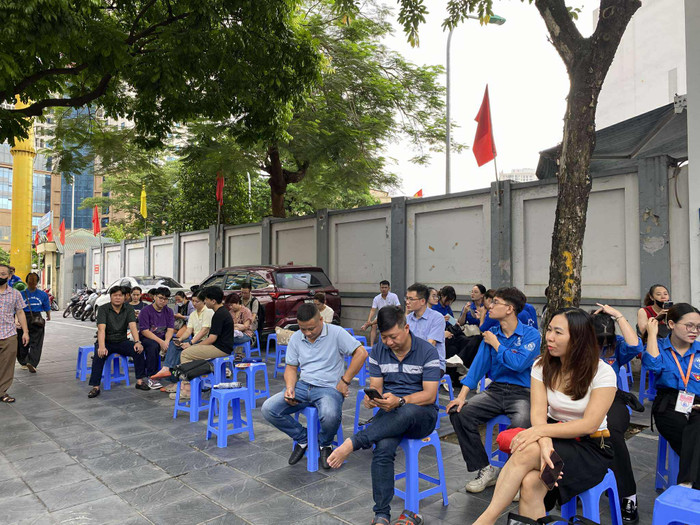 Tại điểm thi THCS Yên Hoà (Hà Nội), phụ huynh được sắp xếp ghế ngồi đợi sĩ tử. Ảnh: Phương Thảo