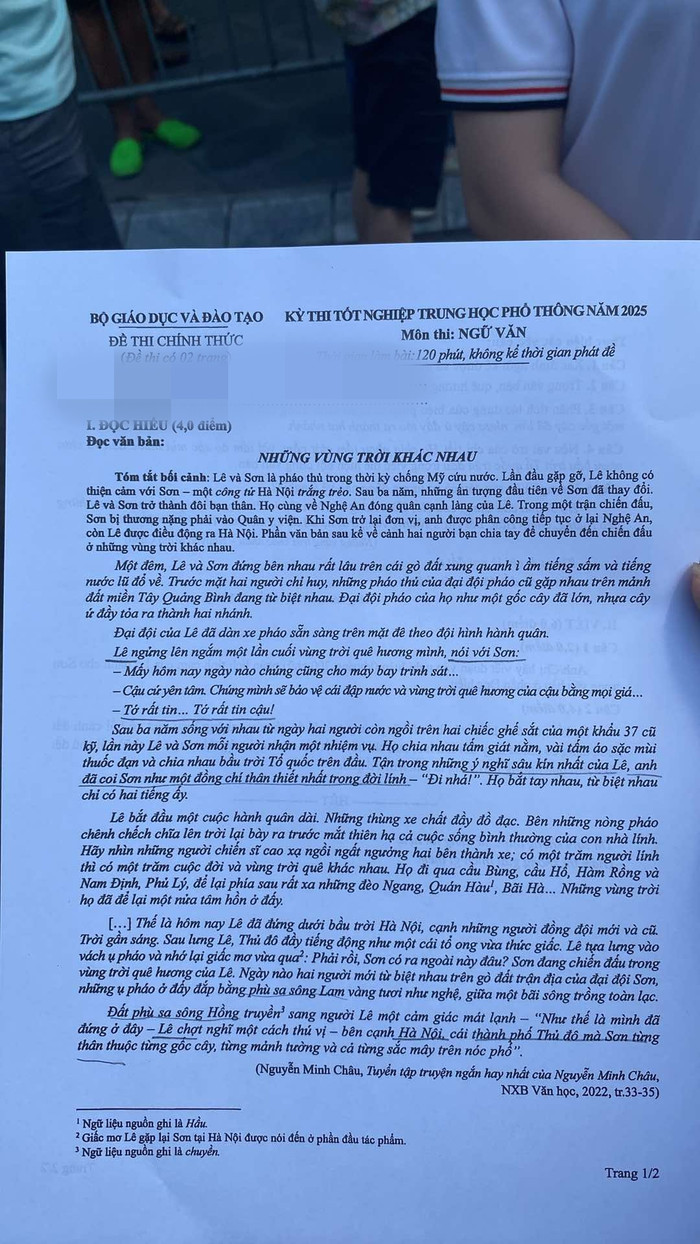 Kết thúc môn Văn thi Tốt nghiệp THPT 2025: Nữ sinh bật khóc nức nở ở điểm thi Ảnh 3