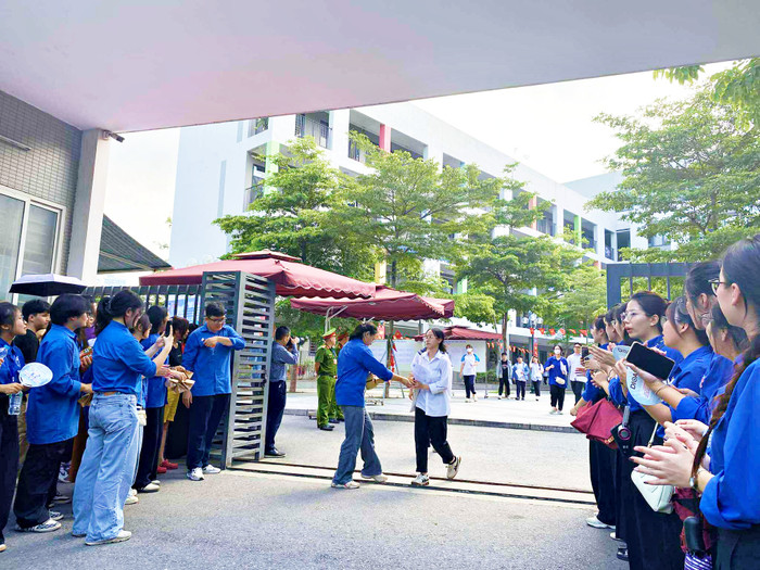 Tại Hà Nội, những thí sinh đầu tiên bước ra khỏi điểm thi. Ảnh: Phương Thảo