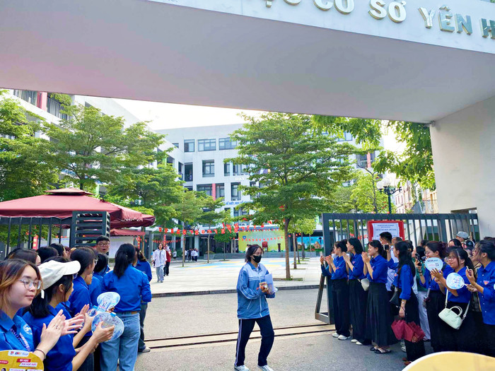 Kết thúc môn Văn thi Tốt nghiệp THPT 2025: Nữ sinh bật khóc nức nở ở điểm thi Ảnh 1