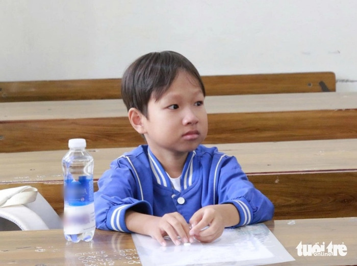 Thí sinh 'tí hon' như học sinh tiểu học gây chú ý tại Kỳ thi Tốt nghiệp THPT năm nay. Ảnh: Tuổi Trẻ Online