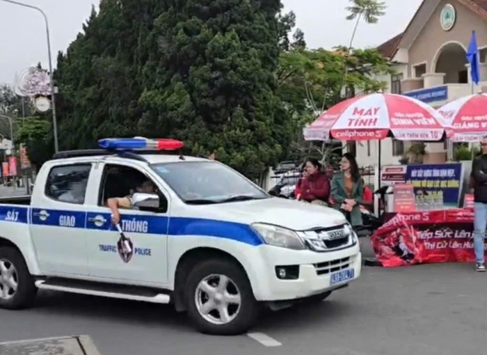 Lực lượng Cảnh sát Giao thông kịp thời hỗ trợ thí sinh khi gặp sự cố giao thông. Ảnh: Báo Lao Động 