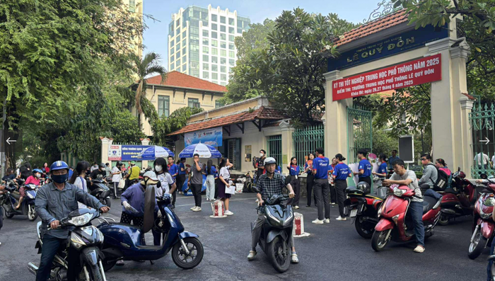 Khoảnh khắc phụ huynh đưa con đi dự thi ở điểm trường THPT Lê Quý Đôn (TP.HCM)