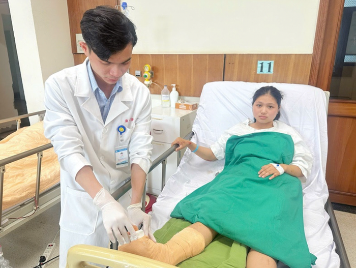 Dù  bị chấn thương nặng nhưng em A. vẫn cố gắng tham dự kỳ thi tốt nghiệp THPT. Ảnh: Vietnamnet