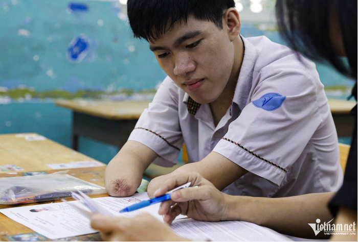 Dù được bố trí giáo viên viết hộ trong phòng thi, nhưng Lâm vẫn tự muốn tự mình hoàn thành bài thi môn Văn. Ảnh: Vietnamnet