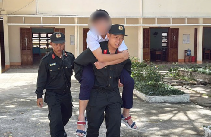 Em Đ.V.P được chiến sĩ cảnh sát cơ động cõng vào phòng thi.