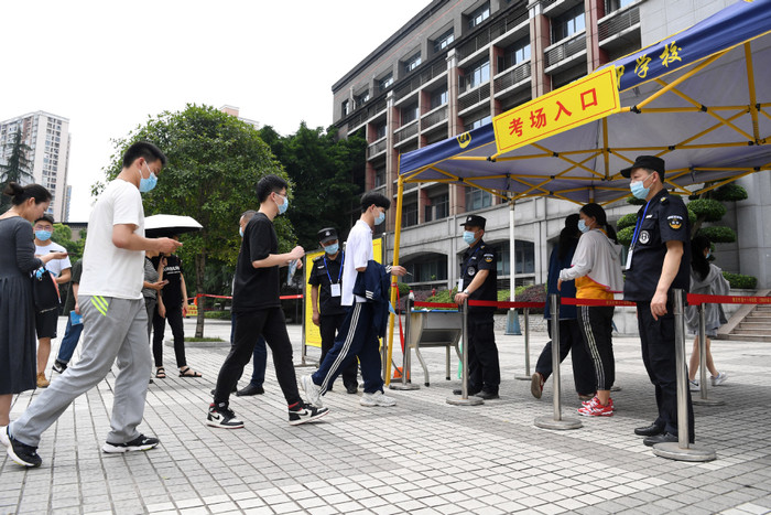 Hình ảnh tại một kỳ thi Đại học ở Trung Quốc (Ảnh: Xinhua).