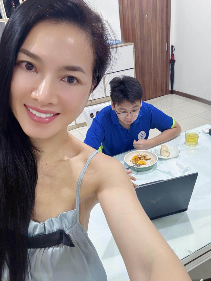 Người mẫu Anh Thư có con trai tham gia kỳ thi tốt nghiệp THPT 2025. (Ảnh FBNV)