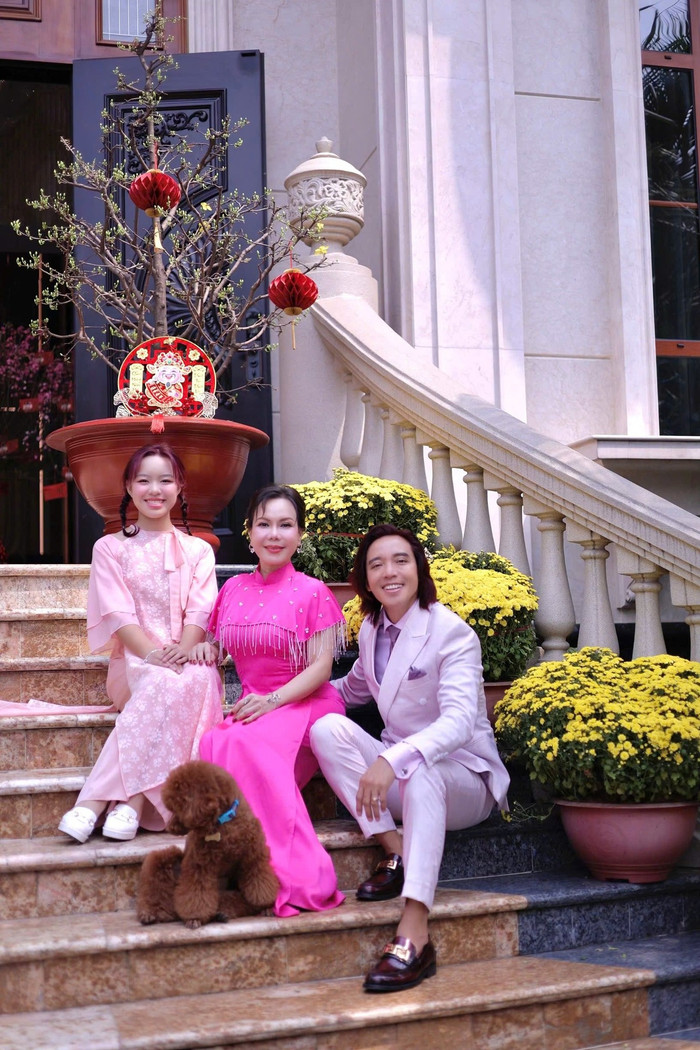 Việt Hương có cuộc sống viên mãn, sang chảnh bên chồng con ở tuổi 48. (Ảnh: FBNV)