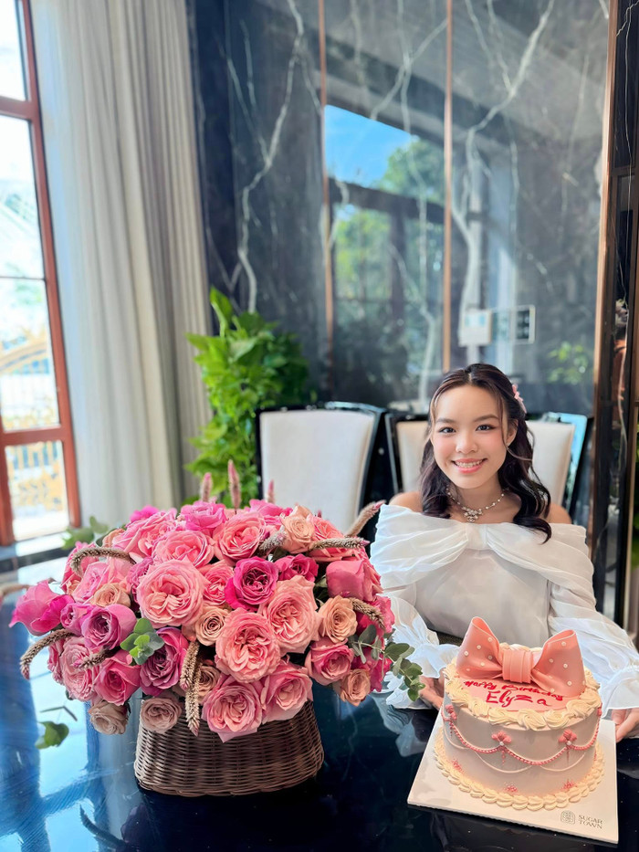 Con gái Việt Hương sở hữu vẻ ngoài xinh xắn cùng thành tích học tập tốt. (Ảnh: FBNV)