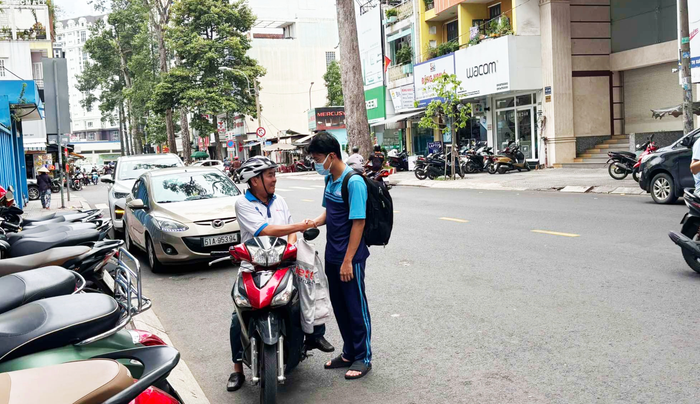 Khoảnh khắc thí sinh được ba đưa đến điểm thi tại trường THPT Bùi Thị Xuân (TP.HCM). Ảnh: Phương Thuỳ