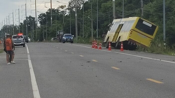 Xe buýt chở 50 học sinh nổ bánh, rớt xuống ven đường Ảnh 1