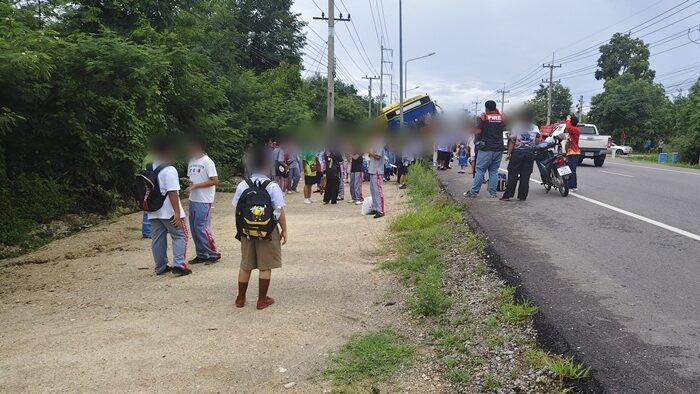 Xe buýt chở 50 học sinh nổ bánh, rớt xuống ven đường Ảnh 3