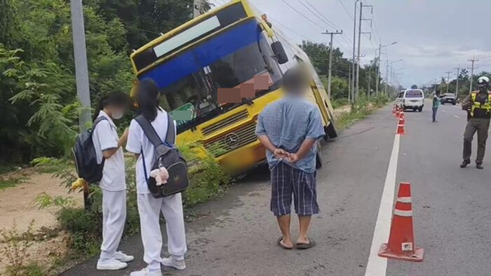 Xe buýt chở 50 học sinh nổ bánh, rớt xuống ven đường Ảnh 2