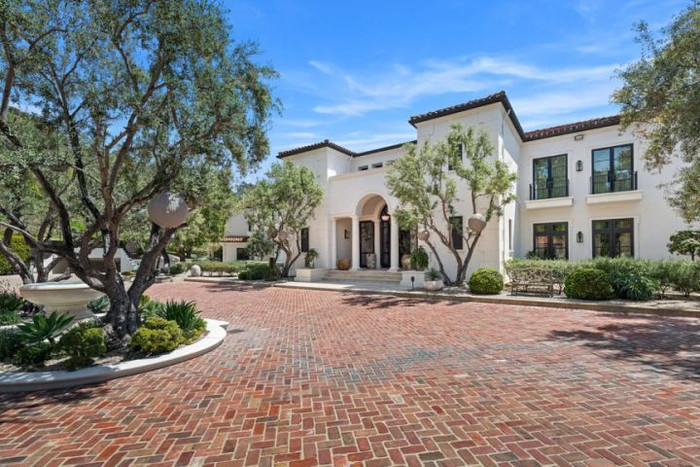 Nam ca sĩ rao bán biệt thự không ai mua, tuyên bố giảm thêm 325 tỷ đồng (Ảnh: Zillow).