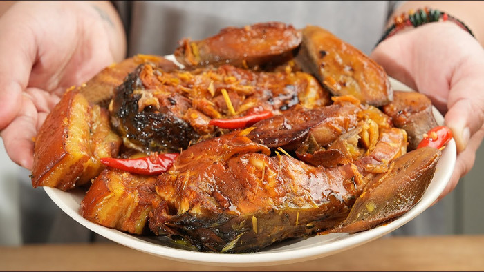 Món cá kho với chuối xanh. (Ảnh từ YouTube Cook béo)