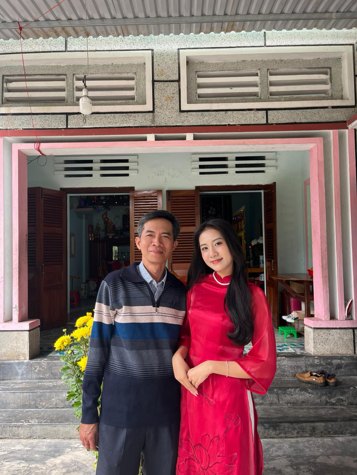 Hoa hậu Trúc Linh bên cạnh bố. (Ảnh: FBNV)