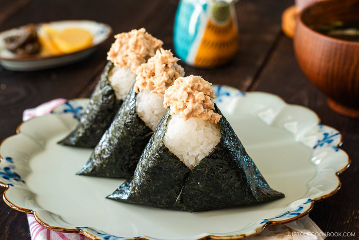 Món cơm nắm cá ngừ. (Ảnh Just One Cookbook)
