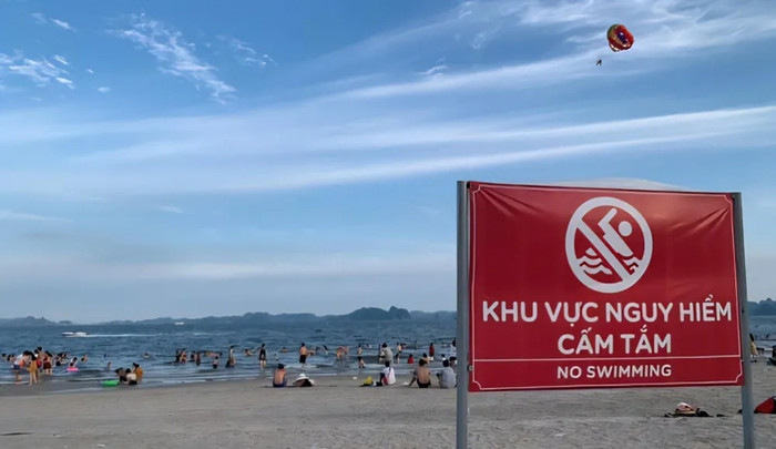 Khu vực cháu D.M.C nghi bị sóng cuốn và mất tích có đặt bảng 'cấm tắm'. Ảnh: Tiền Phong