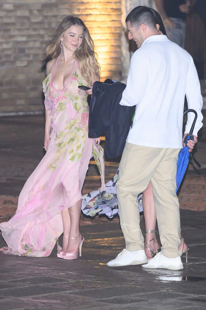 Sự kết hợp phụ kiện tinh tế của Sydney đã nâng tầm toàn bộ diện mạo thời trang của cô. (Nguồn ảnh: Page Six)