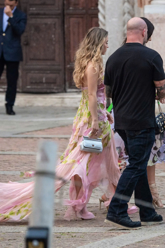 Bộ trang phục của Sydney đã làm tôn lên vóc dáng quyến rũ và những đường cong nổi bật của cô. (Nguồn ảnh: Page Six)