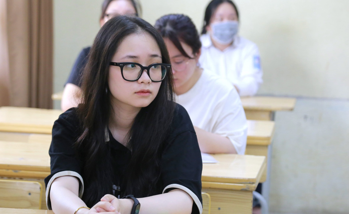 Sĩ tử lo lắng điểm chuẩn tổ hợp có môn Anh và Toán như A01, D07 có thể giảm mạnh. Ảnh minh hoạ