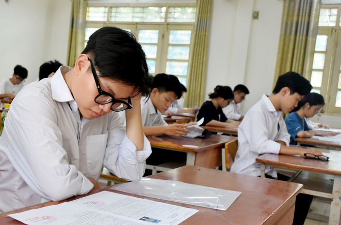 Đề Anh và Toán được đánh giá khó hơn so với mặt bằng chung khiến nhiều sĩ tử lo lắng. Ảnh minh hoạ. Ảnh: Báo Hà Nội Mới