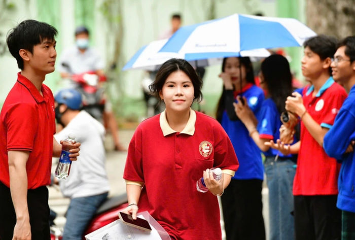 Các chuyên gia khuyên sĩ tử nên giữ bình tĩnh. Ảnh: Báo Tuổi Trẻ