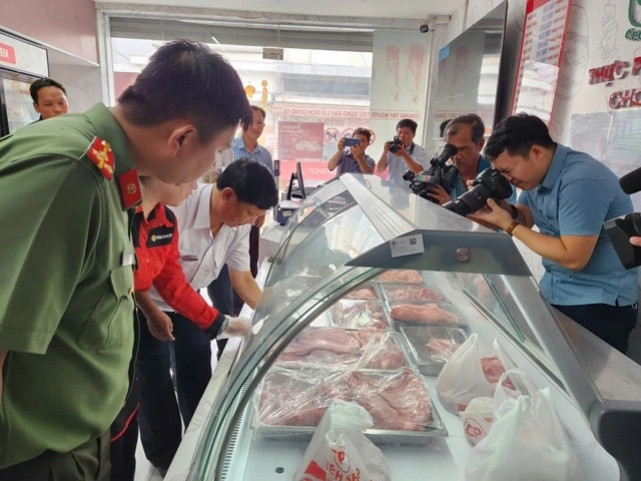 Lực lượng kiểm tra liên ngành của tỉnh Sóc Trăng kiểm tra đột xuất cửa hàng kinh doanh thực phẩm trên đường Triệu Nương, Thị trấn Mỹ Xuyên, huyện Mỹ Xuyên. Ảnh: báo Thanh Niên